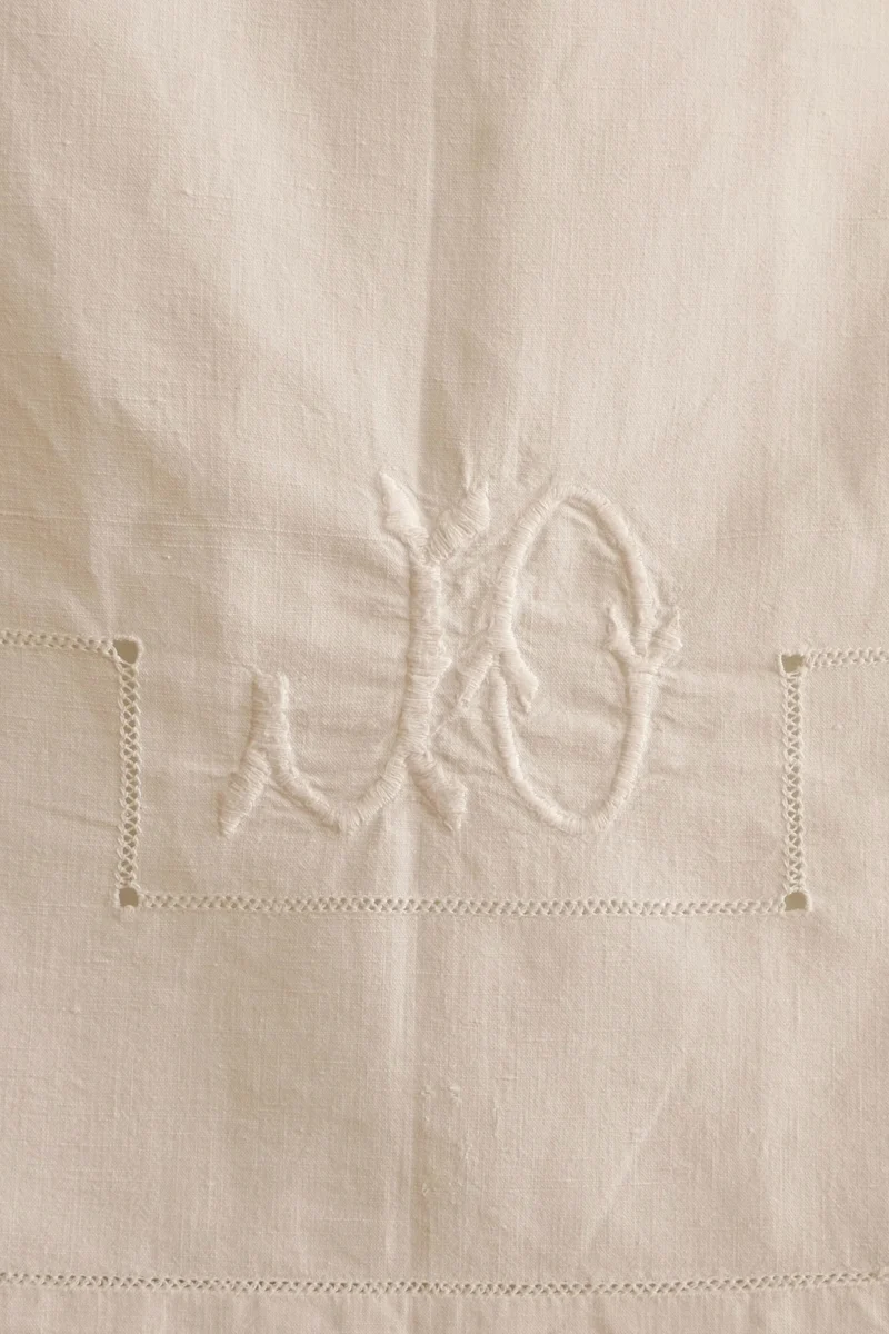 Tissu - Coton - Nappe fond blanc avec broderies - 184 * 282 cm