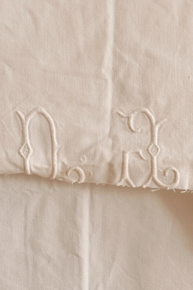 Tissu - Coton - Fond blanc avec des initiales brodées - 200 * 243 cm
