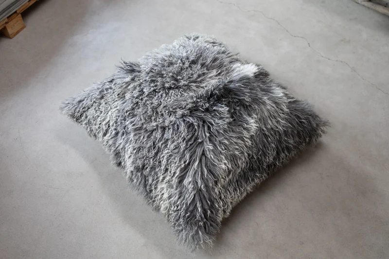 Coussin de sol peau de mouton du Tibet gris naturel