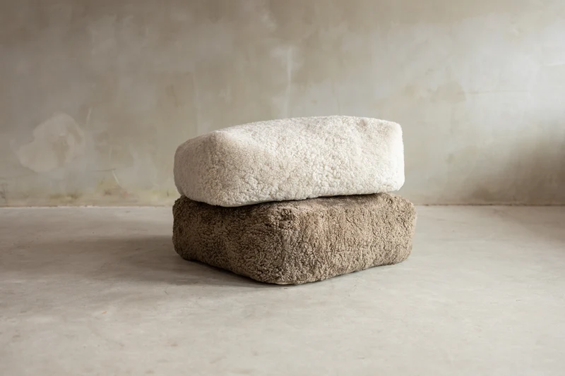 Coussin de sol peau de mouton bouclée blanc cassé