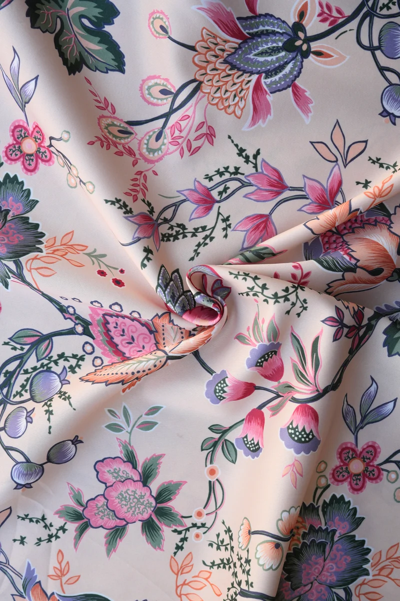 Tissu - Polyester - Coupon irisé avec des fleurs aux teintes roses - 122 cm * 200 cm
