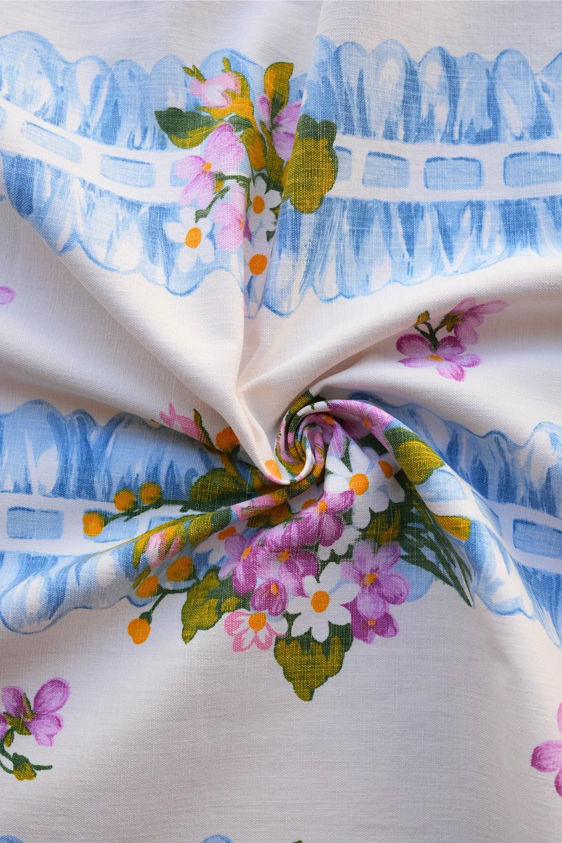 Tissu - Coton - Fond blanc avec des ornements bleus et des fleurs roses - 36 cm * 222 cm