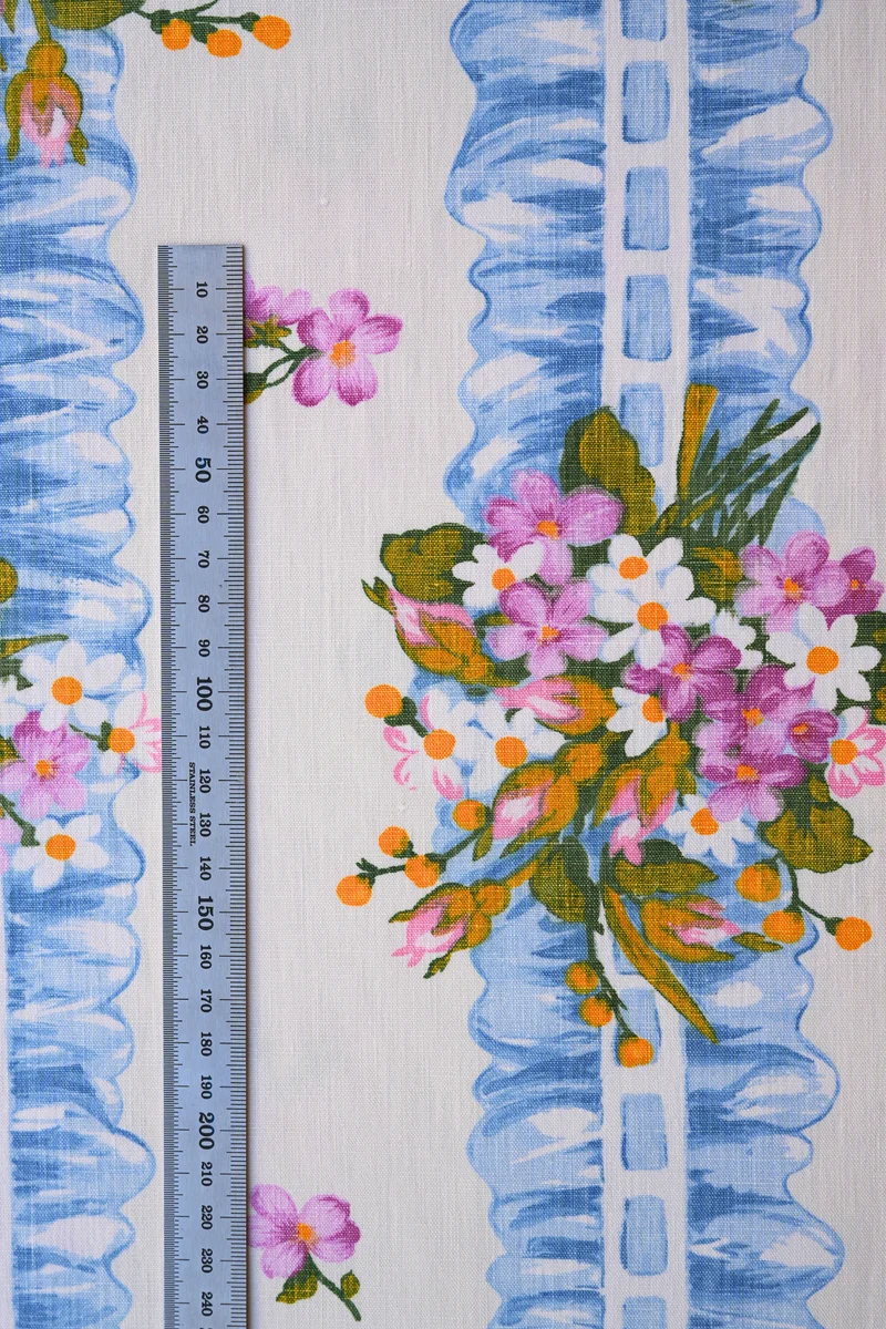 Tissu - Coton - Fond blanc avec des ornements bleus et des fleurs roses - 36 cm * 222 cm
