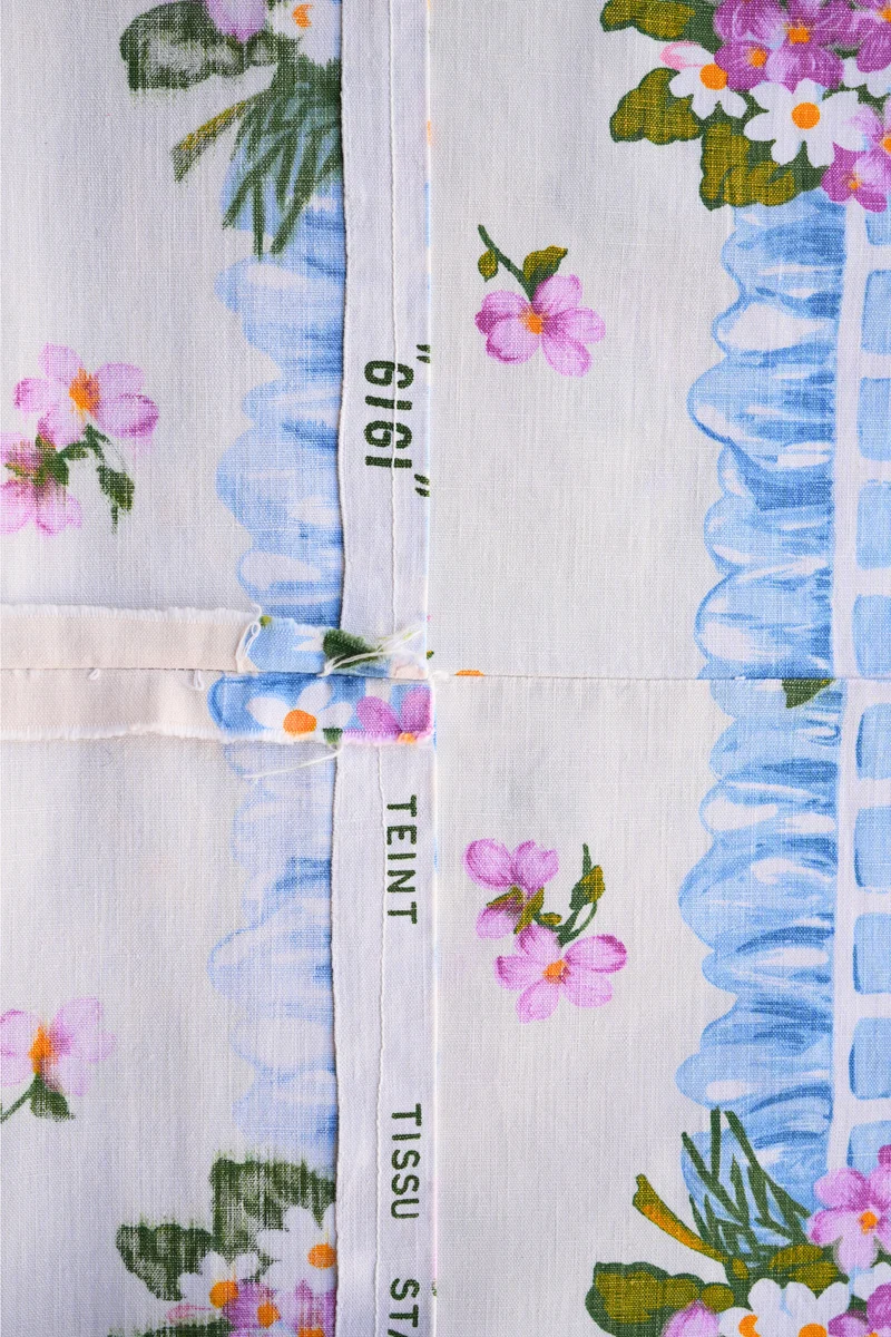 Tissu - Coton - Fond blanc avec des ornements bleus et des fleurs roses - 36 cm * 222 cm