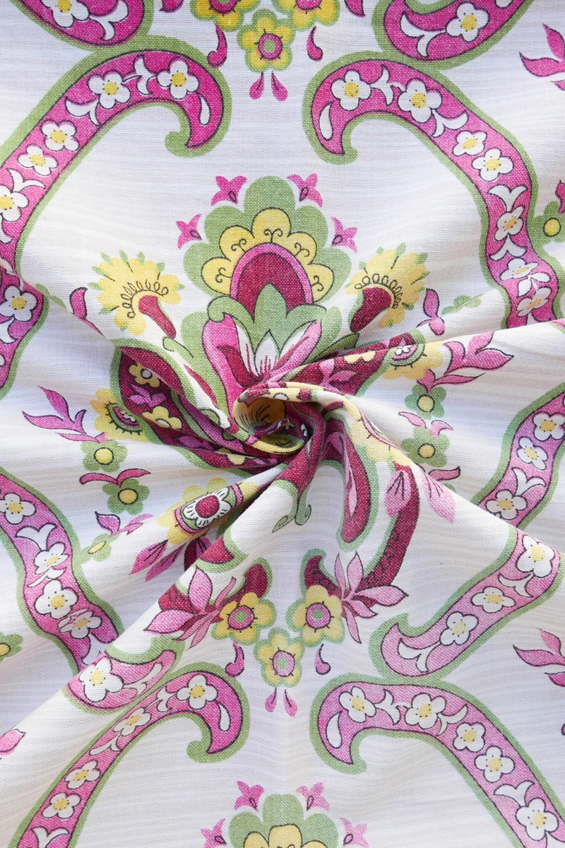 Tissu - Coton - Fond beige et blanc avec des fleurs jaunes, roses et vertes - 95 * 118 cm