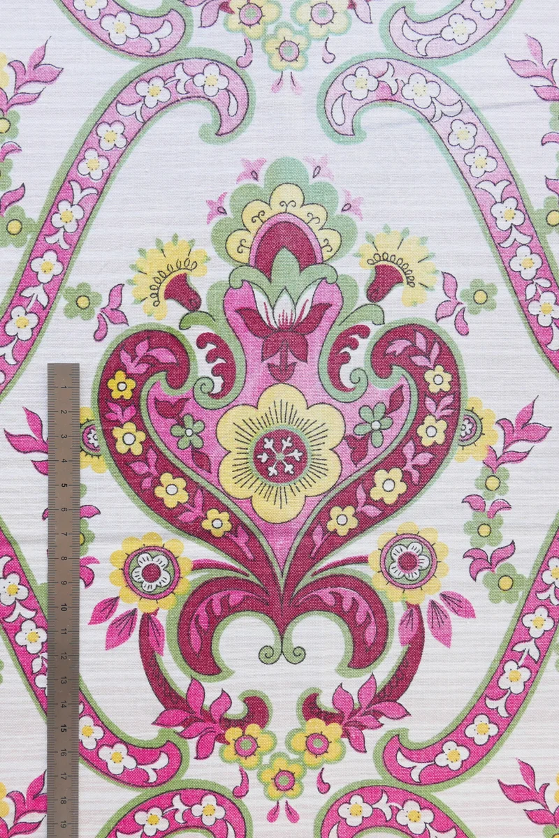 Tissu - Coton - Fond beige et blanc avec des fleurs jaunes, roses et vertes - 95 * 118 cm