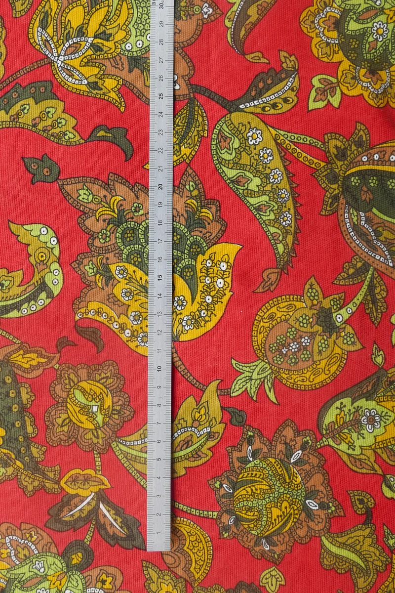 Tissu - Polyester - Fond rouge avec des arabesques aux teintes vertes - Imprimé en Angleterre - 131 cm * 217 cm