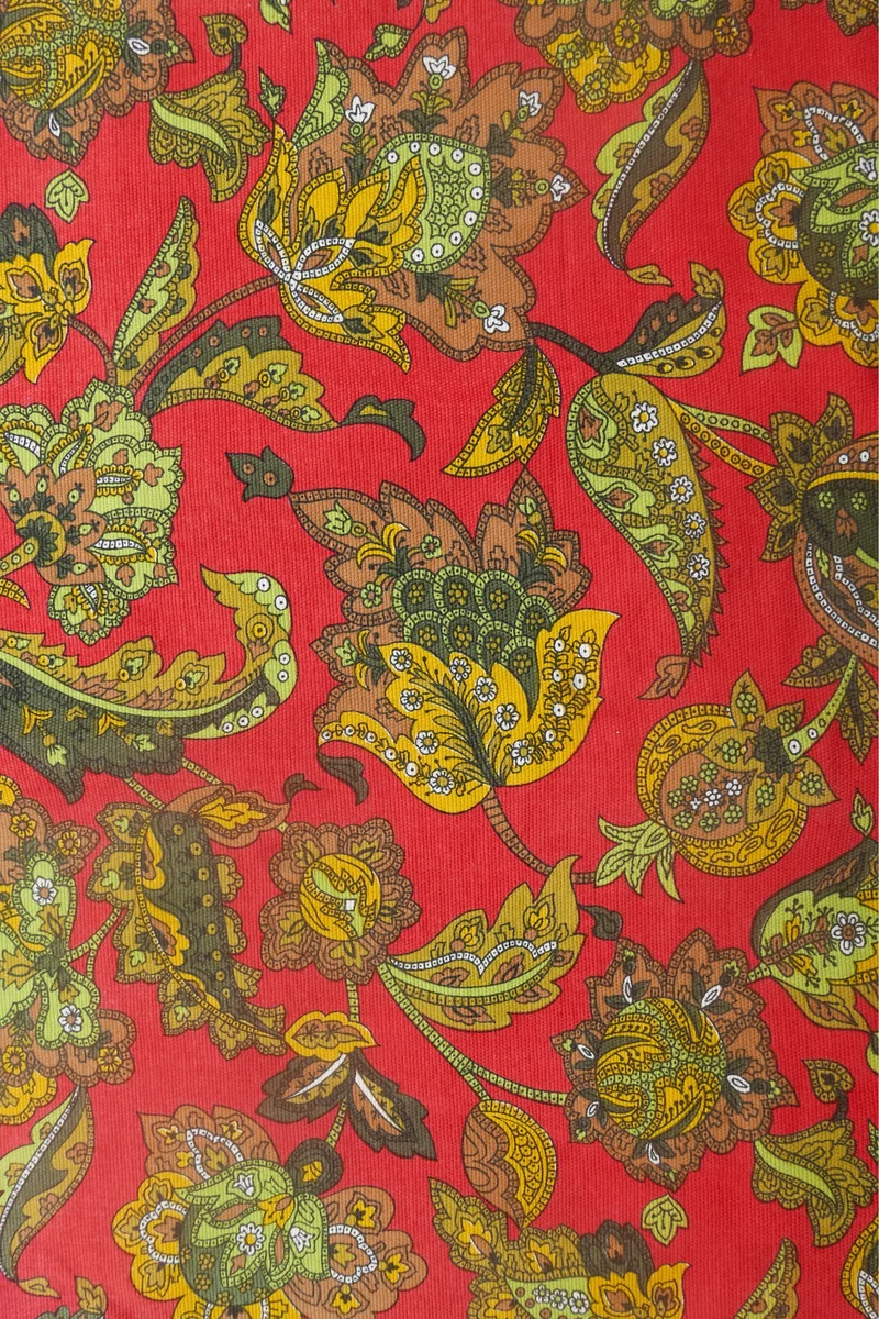 Tissu - Polyester - Fond rouge avec des arabesques aux teintes vertes - Imprimé en Angleterre - 131 cm * 217 cm