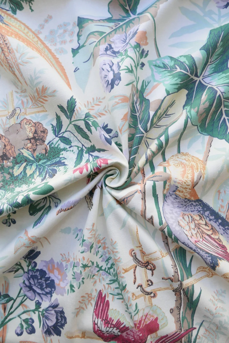 Tissu - Polyester - Fond blanc fleuri avec des oiseaux aux teintes mauves - 55 cm * 228 cm