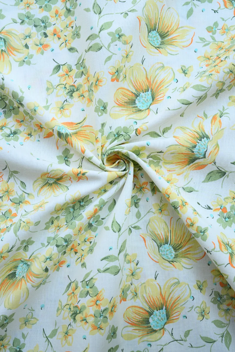 Tissu - Coton - Fleurs aux teintes jaunes et des touches de vert - 63 cm * 100 cm