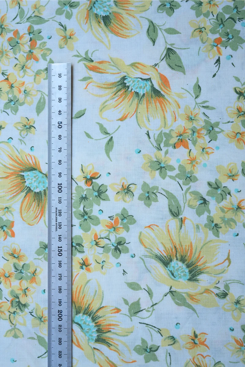 Tissu - Coton - Fleurs aux teintes jaunes et des touches de vert - 63 cm * 100 cm