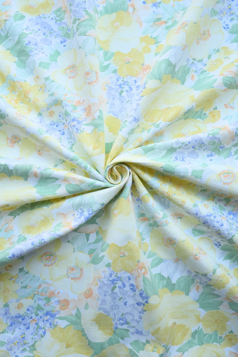 Tissu - Coton - Fleurs jaunes et mauves ornées de feuillage vert - 54 cm * 164 cm