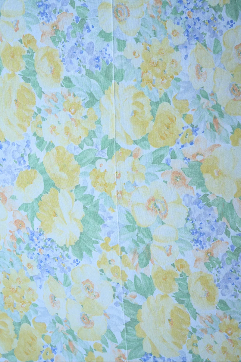 Tissu - Coton - Fleurs jaunes et mauves ornées de feuillage vert - 54 cm * 164 cm
