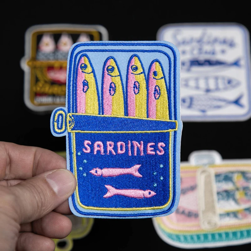 Boîte de sardines bleue | Écusson thermocollant brodé