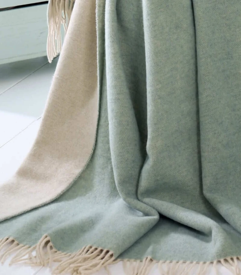 Plaid Cachemire Reversible Vert Celadon et Ecru 150 X 200 cm - Collection VENICE