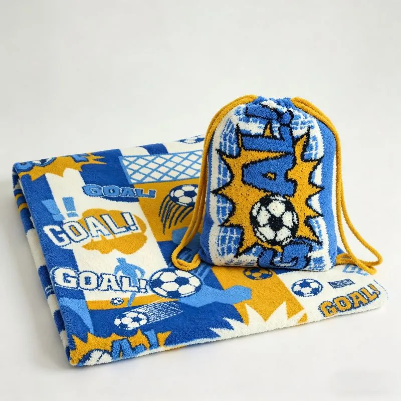 Plaid Doux en Polaire Motif Football Vert avec Sac de rangement