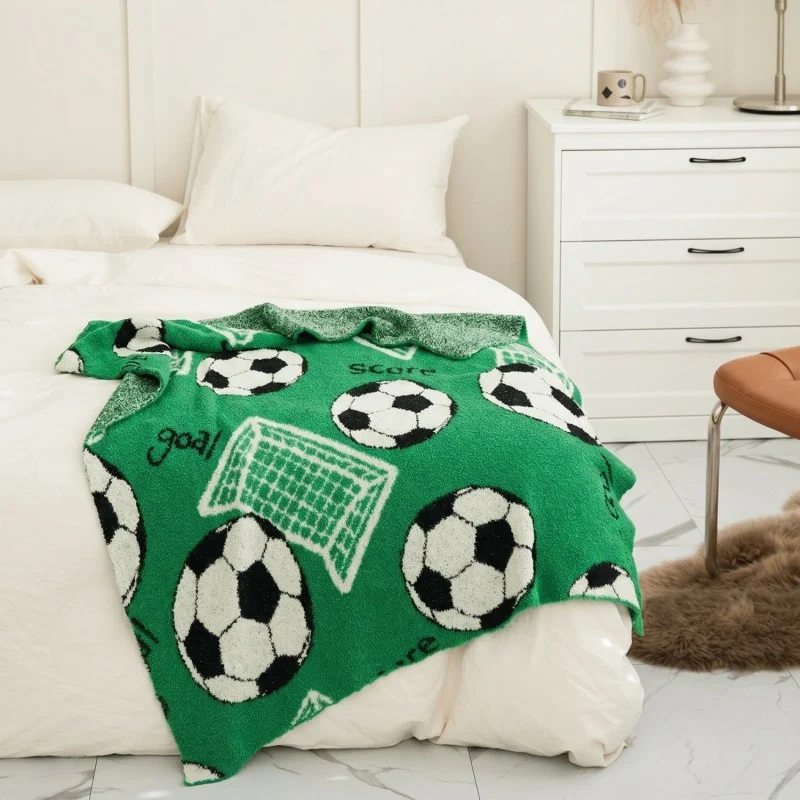 Plaid Doux en Polaire Motif Football Vert avec Sac de rangement