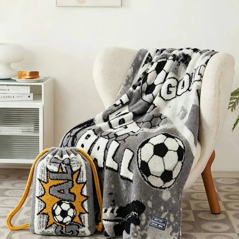 Plaid Doux en Polaire Motif Football Vert avec Sac de rangement