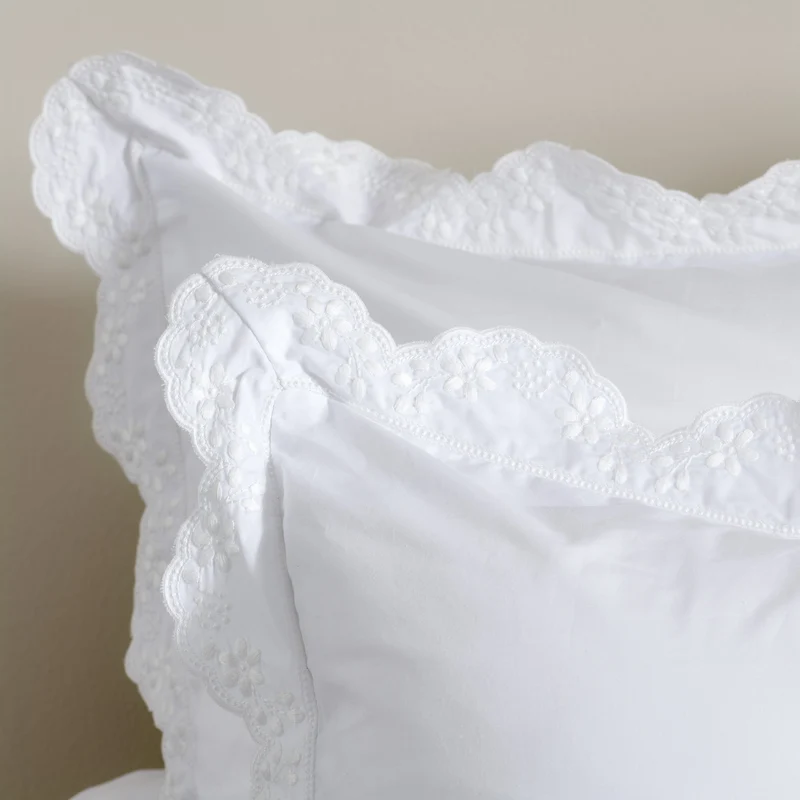 Taie d'oreiller brodée Héloïse - Percale de coton brodée