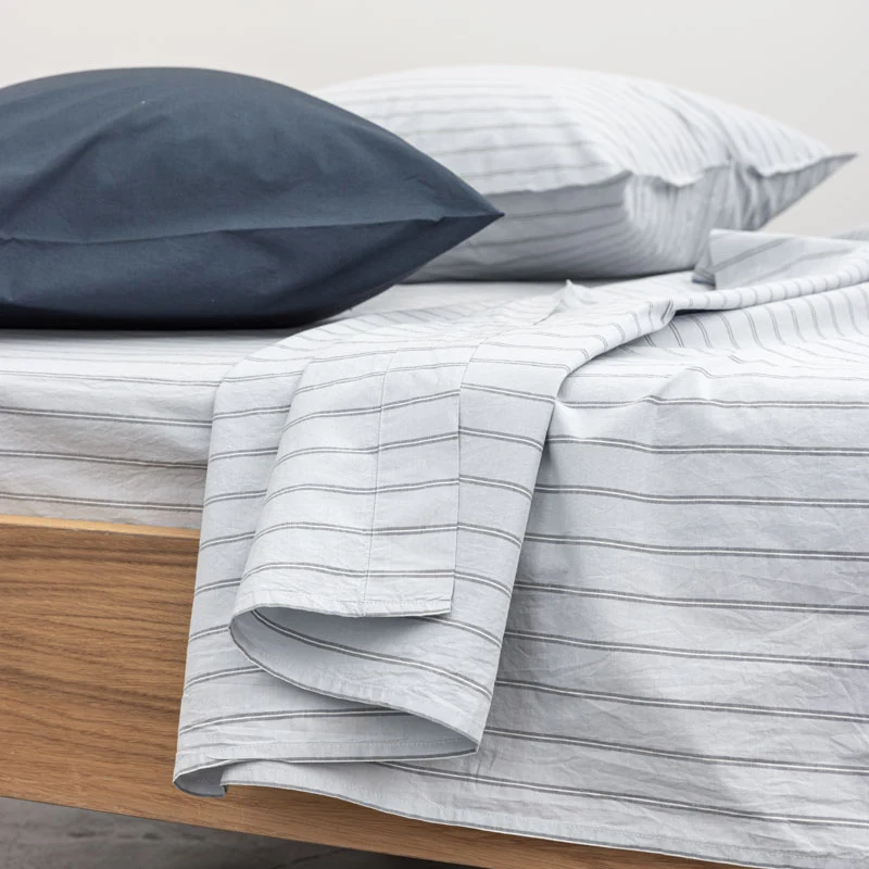 Drap plat en percale de coton lavé 300 fils • Rayures Bleues grises
