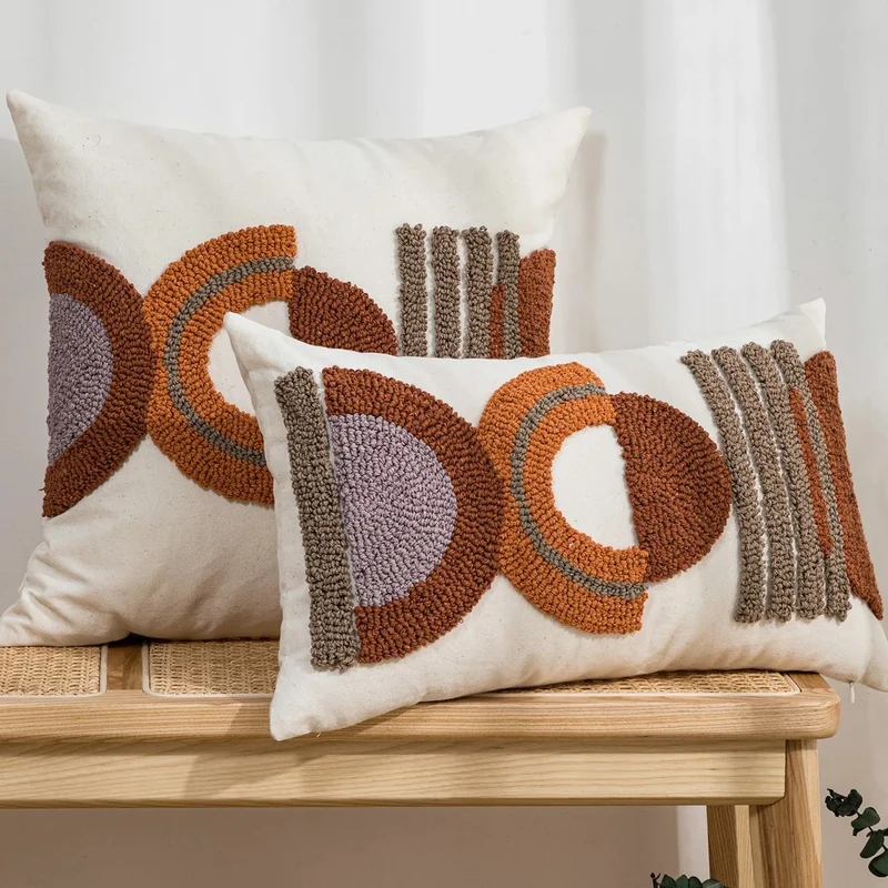 Housse coussin design pour canapé avec broderie