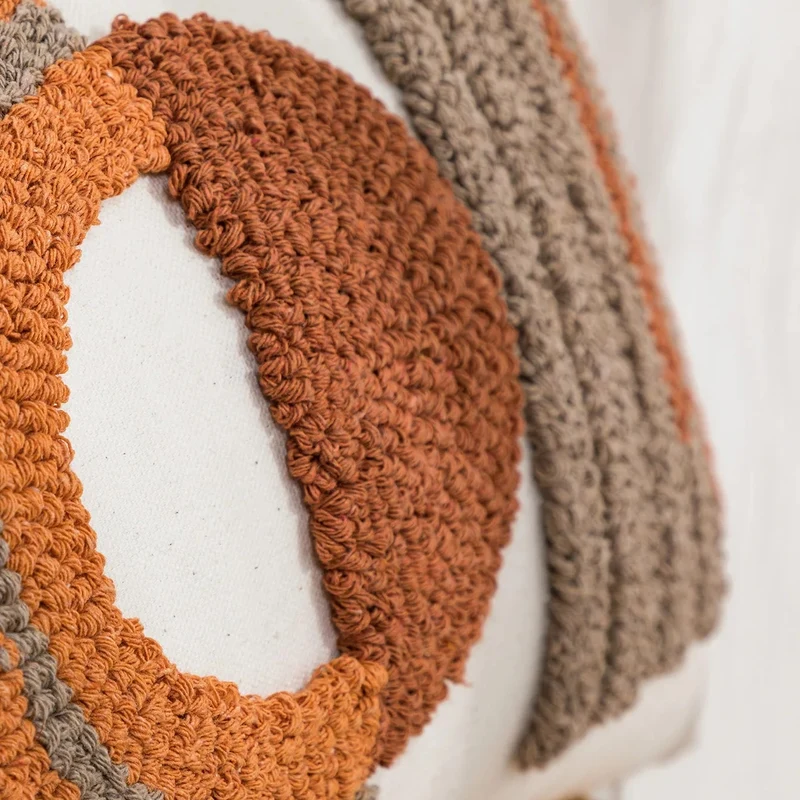 Housse coussin design pour canapé avec broderie