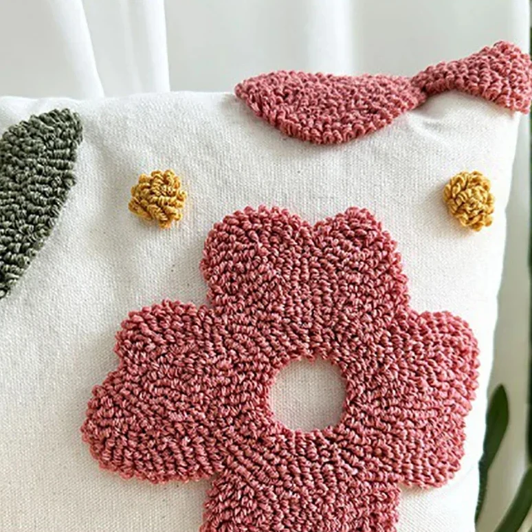 Coussin brodé fleurs carré et décoratif