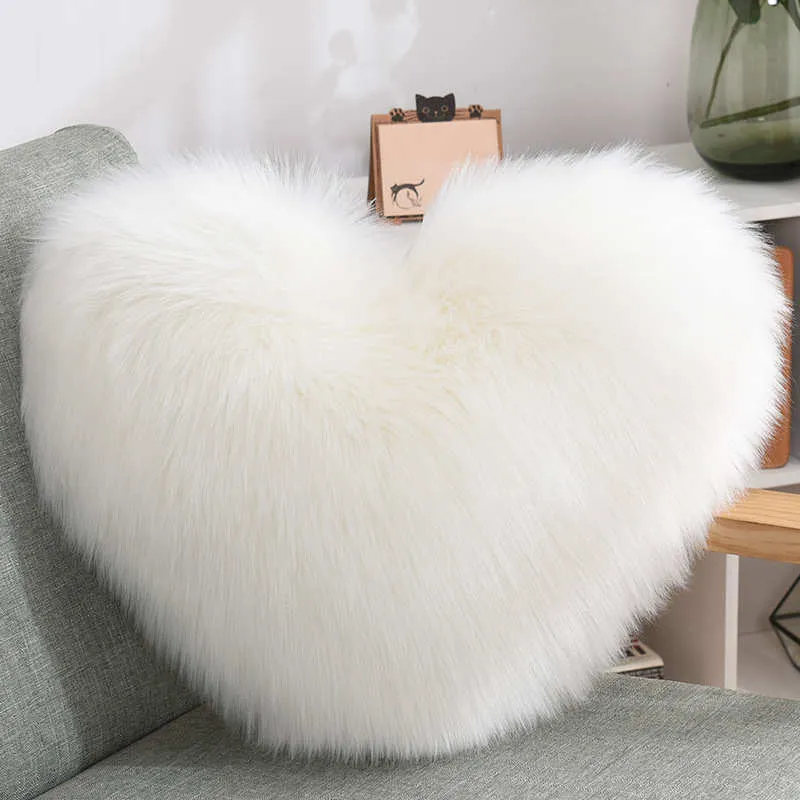 Coussin Cœur en Peluche Fausse Laine Doux Simple Face 40 X 50 cm