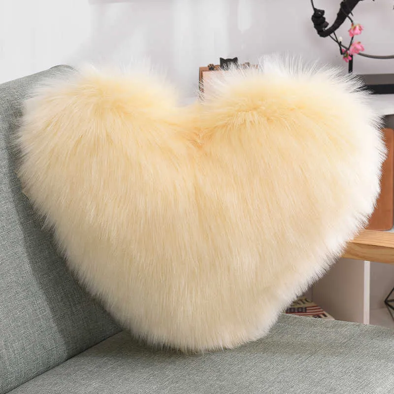 Coussin Cœur en Peluche Fausse Laine Doux Simple Face 40 X 50 cm