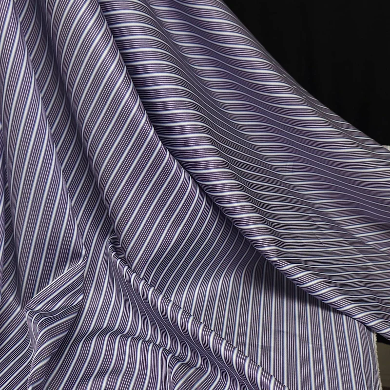 Tissu en coton tissé teint pour chemise, fabriqué en Italie | Rayures multiples mauves et bleues