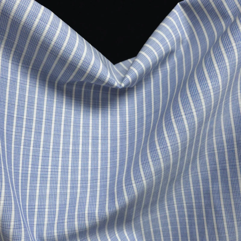 Tissu en coton tissé teint pour chemise, fabriqué en Italie | Rayures bleues et blanches