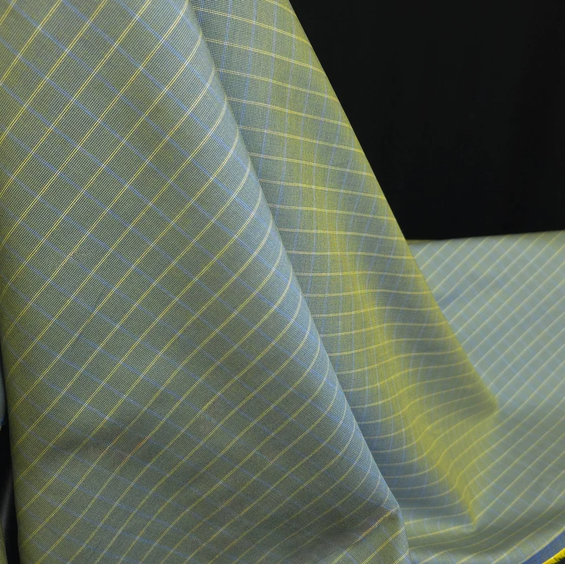 Tissu en coton tissé teint irisé pour chemise, fabriqué en Italie | Carreaux fenêtre bleus