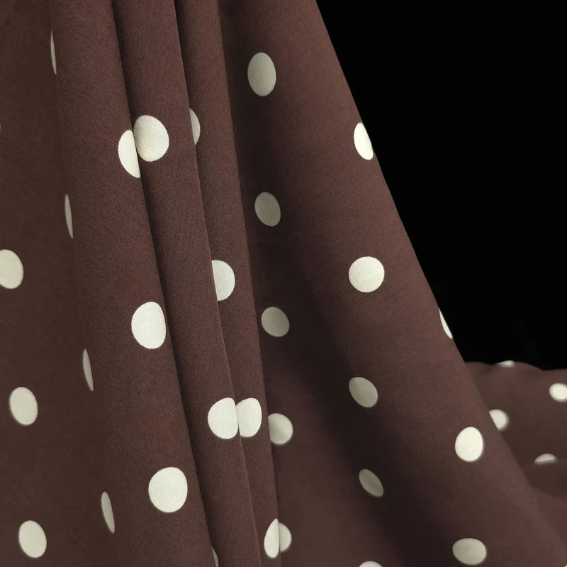 Tissu challis de rayonne à pois ivoire sur fond brun | Tissu léger