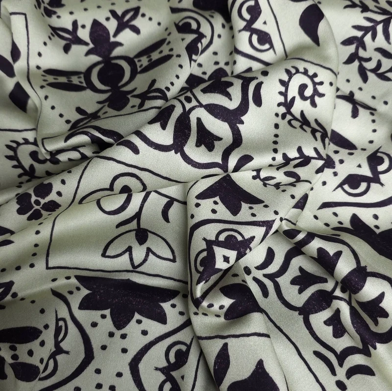 Tissu satiné 100 % Viscose | Imprimé floral botanique | Blanc cassé et Prune foncé