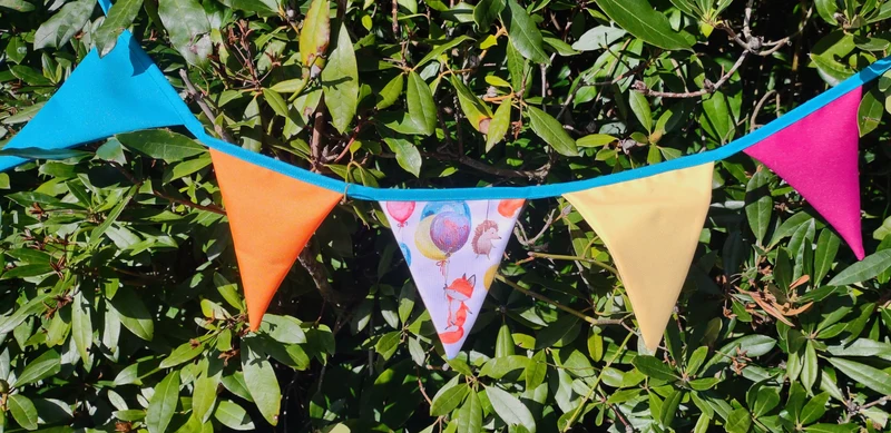 Foxes Garden Table Set – Tablecloth, 2 Cushion Covers, Bunting and Place mats | Perfect for Garden Parties, Weddings & Kids' Events