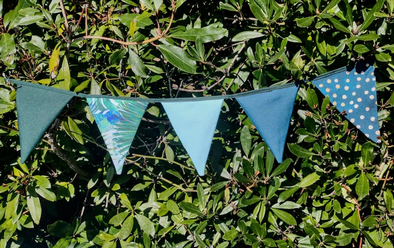Blue Hummingbirds Garden Table Set – Tablecloth, 2 Cushion Covers, Bunting and Place mats | Perfect for Garden Parties, Weddings & Kids' Events