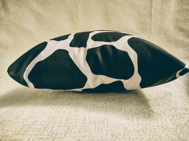 Grey Giraffe Velvet Pillow Cover 40x40cm+ Zippered