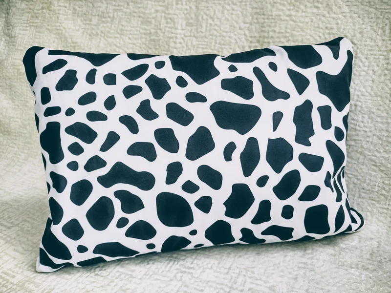 Grey Giraffe Velvet Pillow Cover 40x40cm+ Zippered