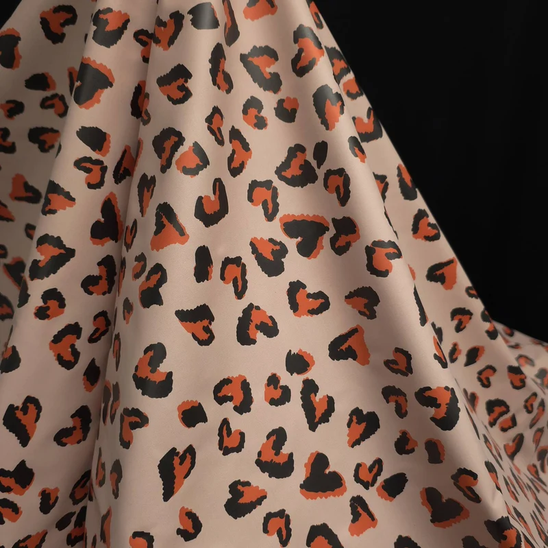 Tissu imperméable | Cœurs à imprimé animal sur fond galet | Certifié Oeko-Tex