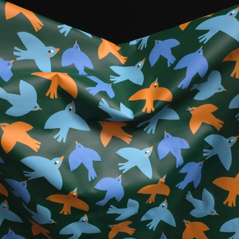 Tissu Imperméable | Oiseaux Colorés sur Fond Vert | Certifié Oeko-Tex