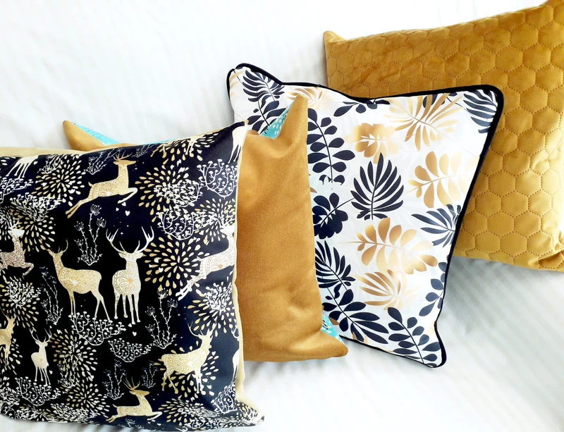 Black Yellow Deers Velvet Pillow Cover 40x40cm+ Zippered