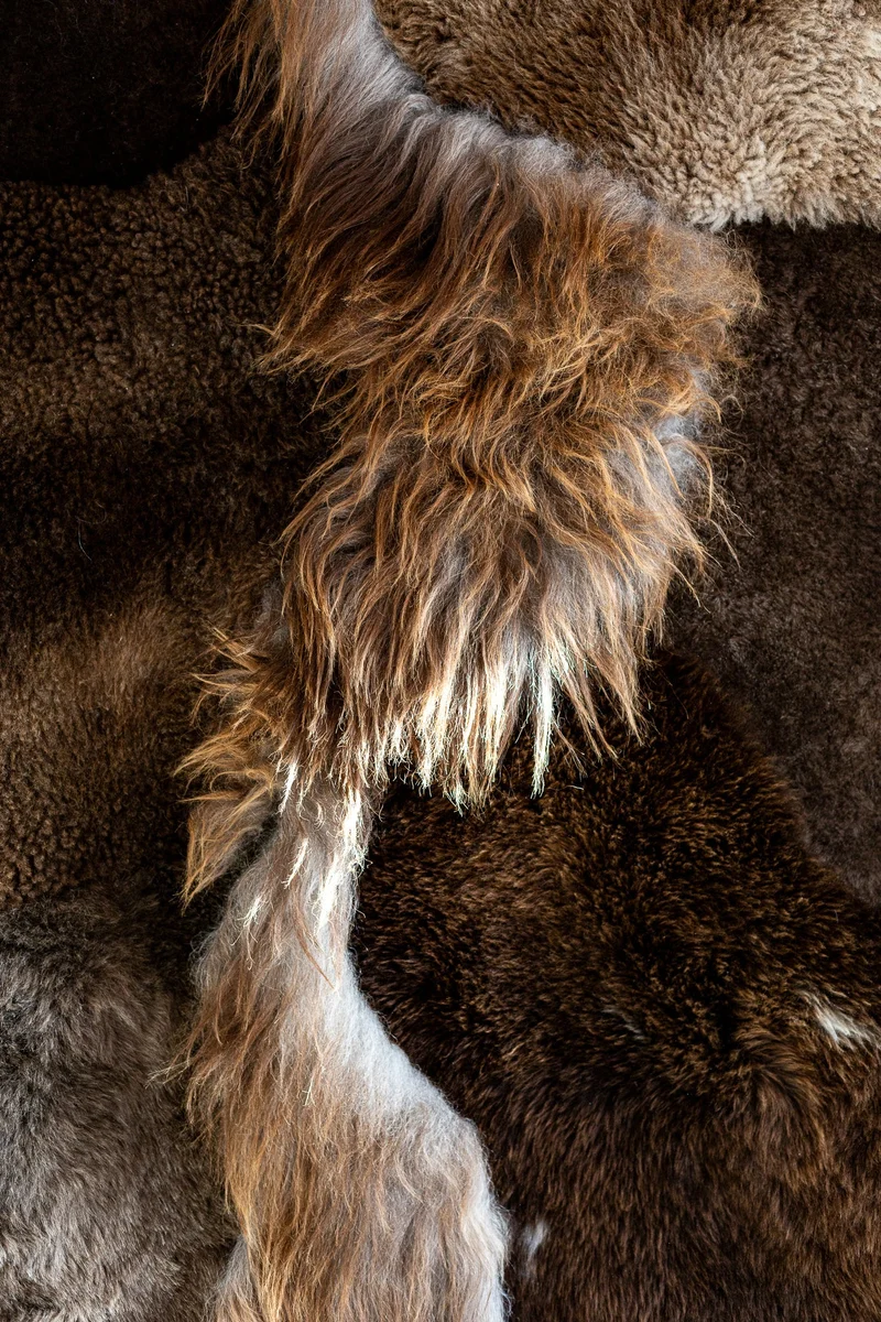 Housse de coussin mosaïque de peaux de mouton brune