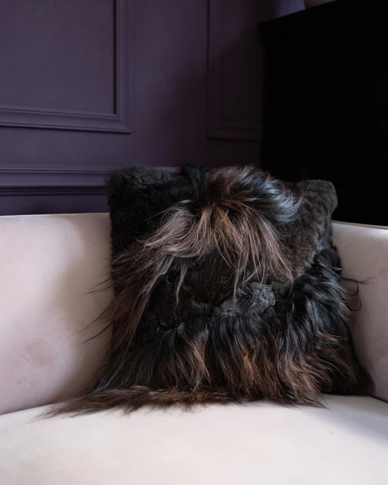 Housse de coussin mosaïque de peaux de mouton brune