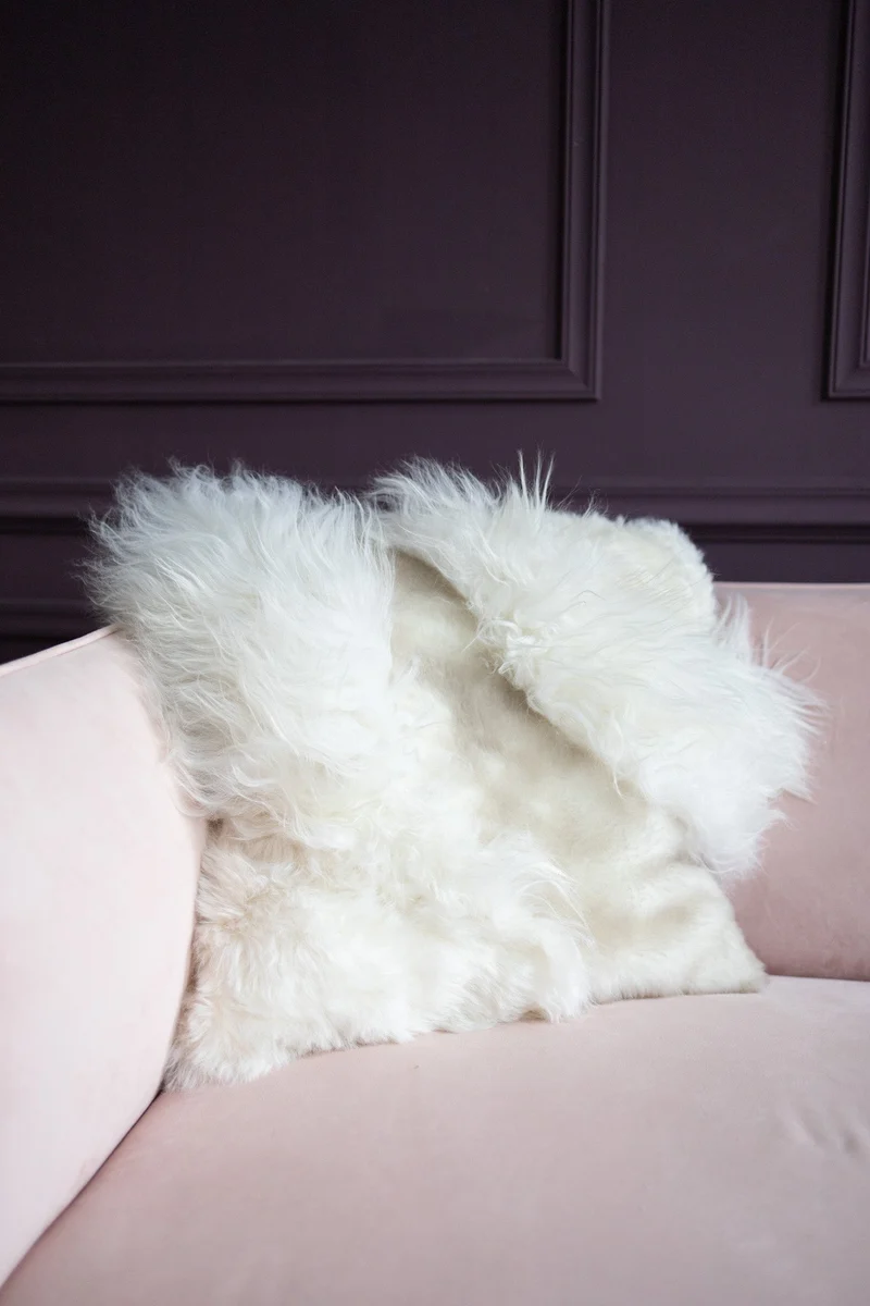 Housse de coussin mosaïque de peaux de mouton blanche