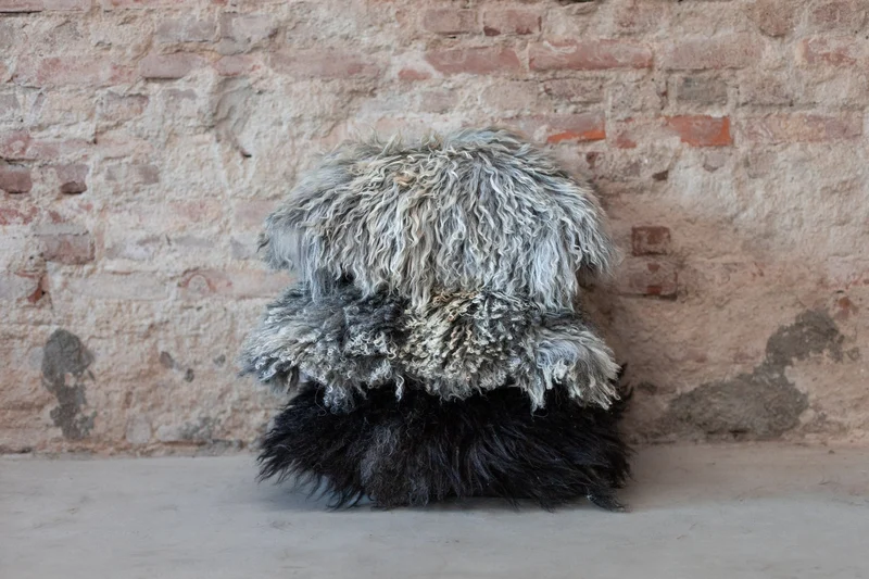 Housse de coussin en fourrure de mouton tibétain gris naturel