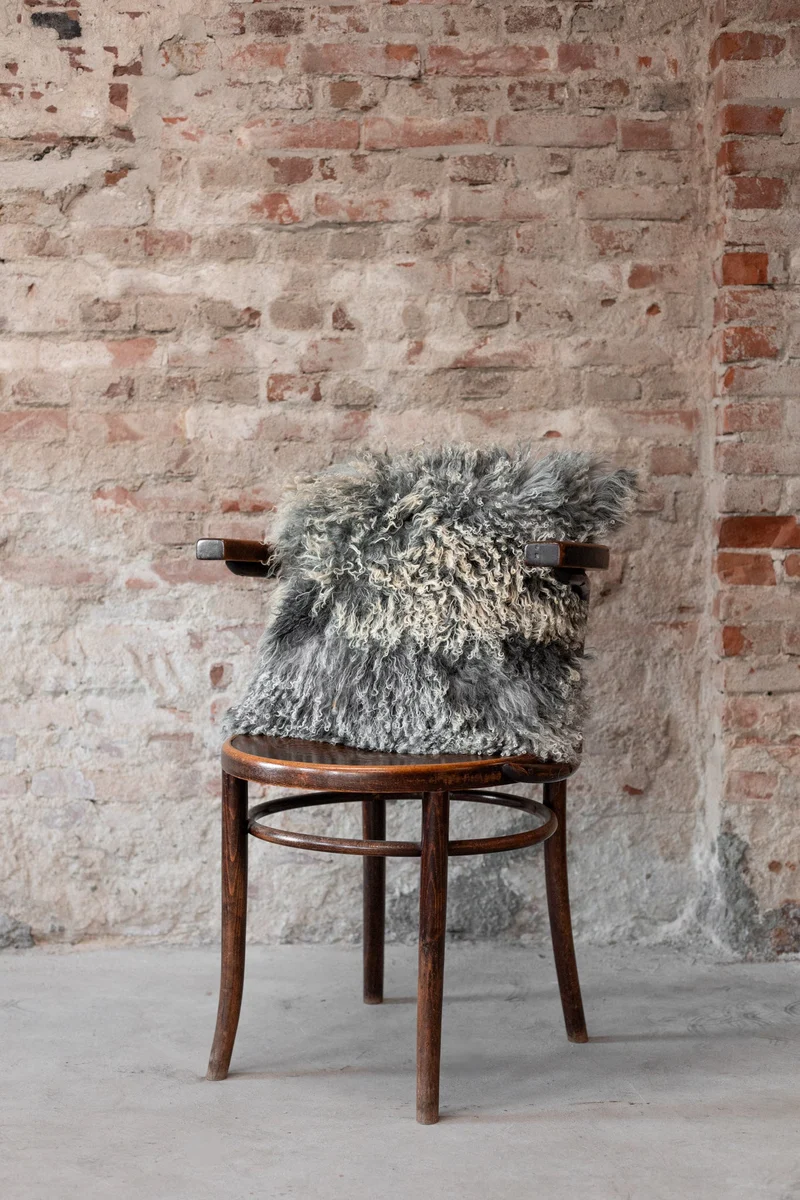 Housse de coussin en fourrure de mouton tibétain gris naturel