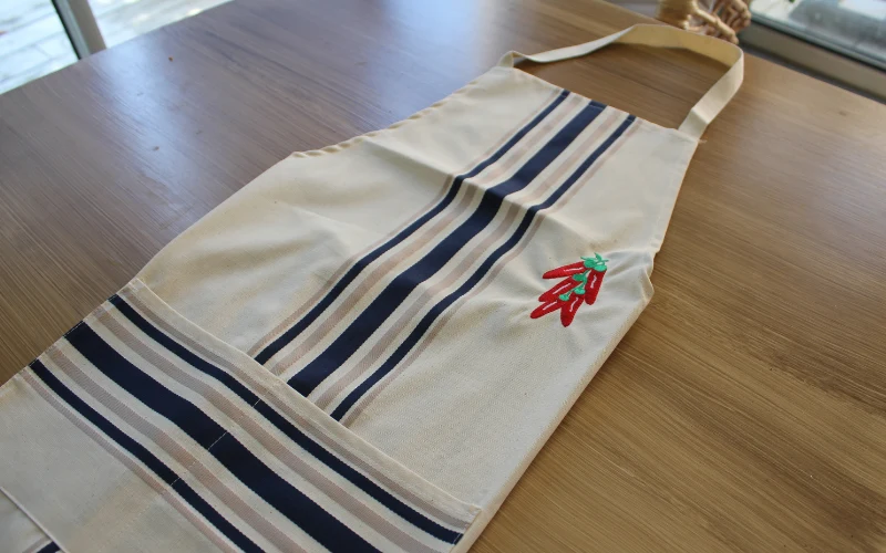 TABLIER "BLANC ET BLEU" - Piments