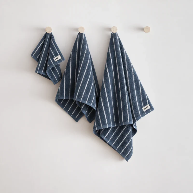 Serviette de bain • Rayures bleues et blanches