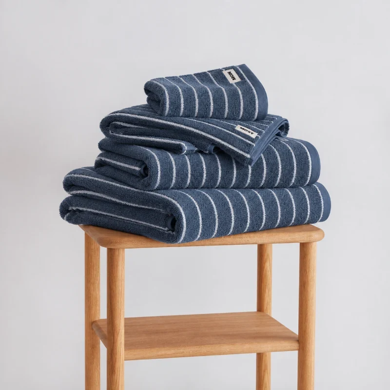 Serviette de bain • Rayures bleues et blanches