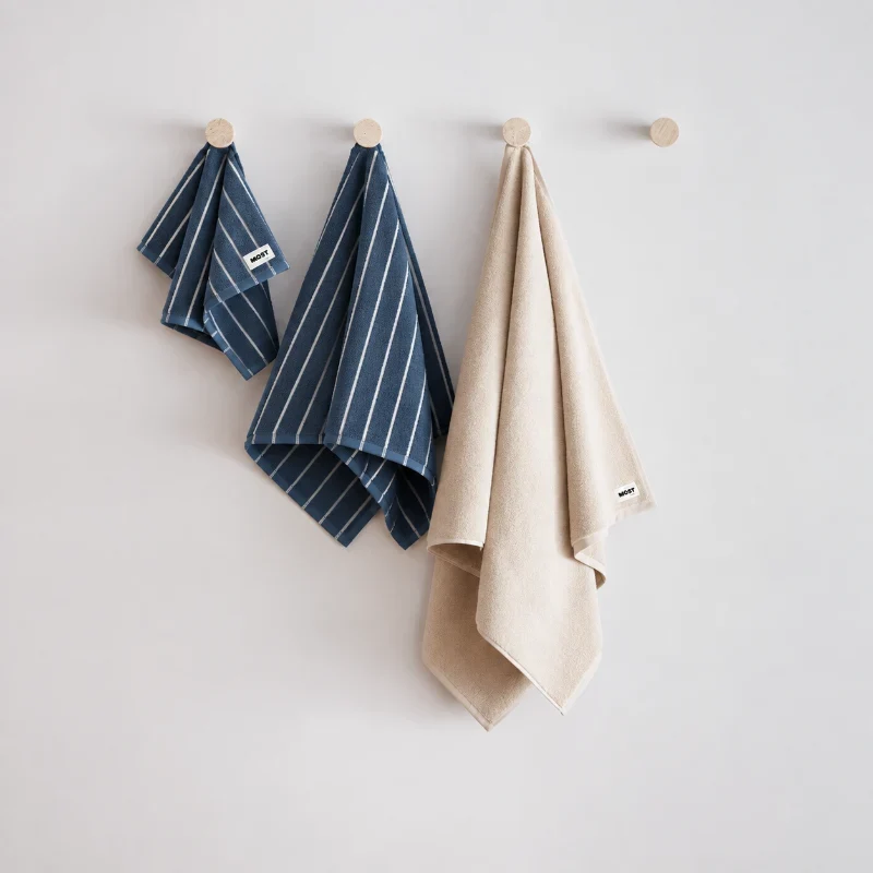 Serviette de bain • Rayures bleues et blanches